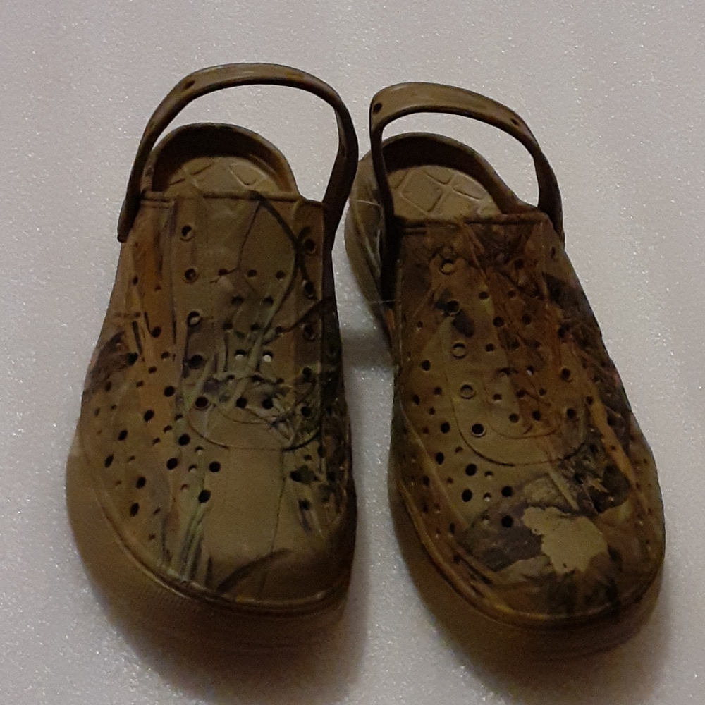 MEN CAMO  SLIP ON IN SIZE 10